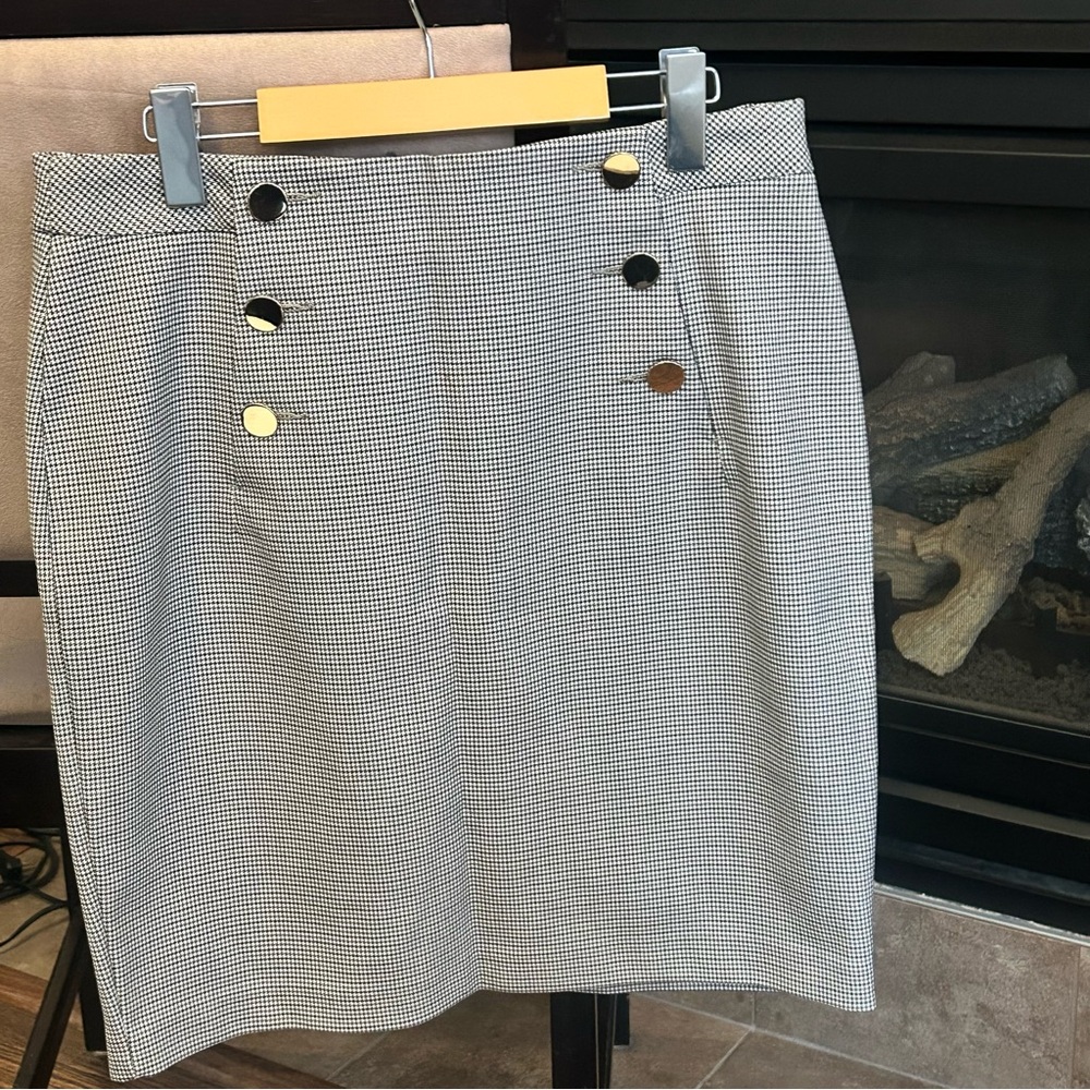 H&M Classic Grey and White Houndstooth Lined Pencil Skirt. Size 10
